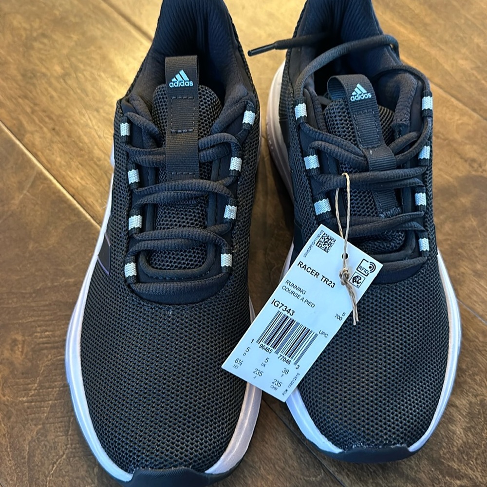 Women’s Adidas Racer TR23 6 1/2 shoes